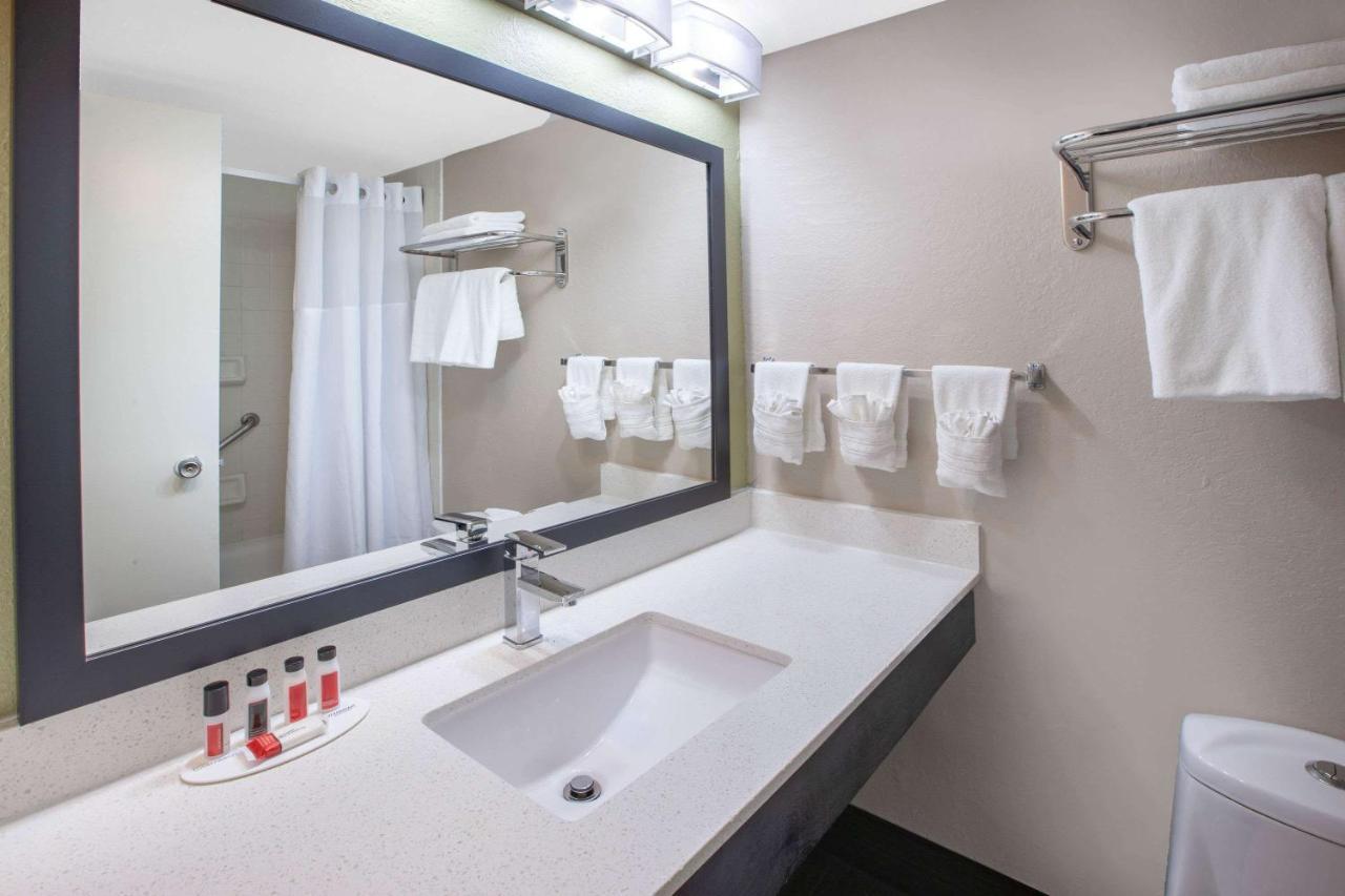 فندق Baymont By Wyndham Grand Rapids Near Downtown وايومنغ المظهر الخارجي الصورة