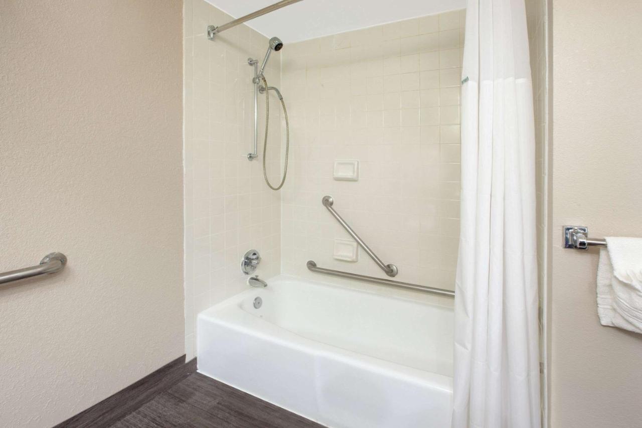 فندق Baymont By Wyndham Grand Rapids Near Downtown وايومنغ المظهر الخارجي الصورة
